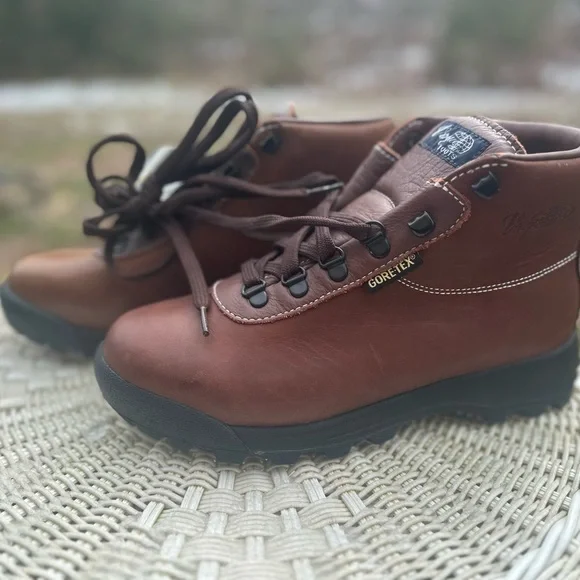 Vasque boots. Vasque Sundowner GTX boots. Size 8.5. Backpacking boots. Hike work - Picture 9 of 13